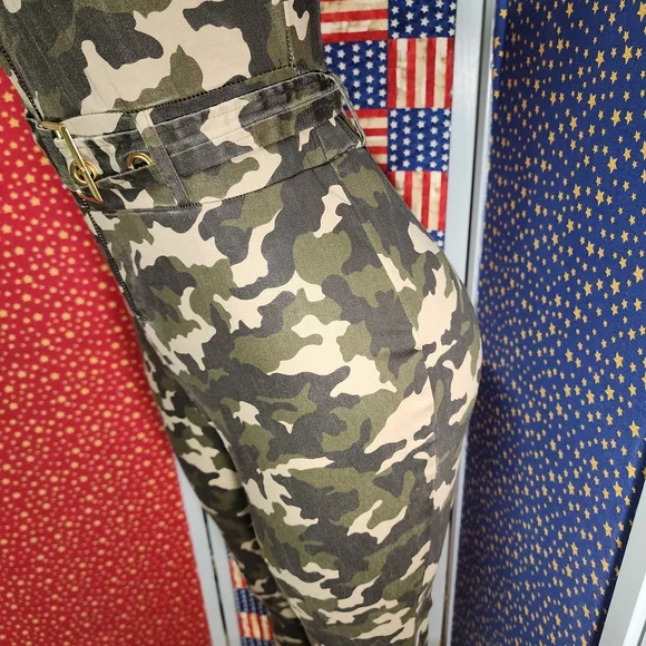 **Sleeveless Camouflage Zip-Front Jumpsuit in Green Camo** - Picture 6 of 13